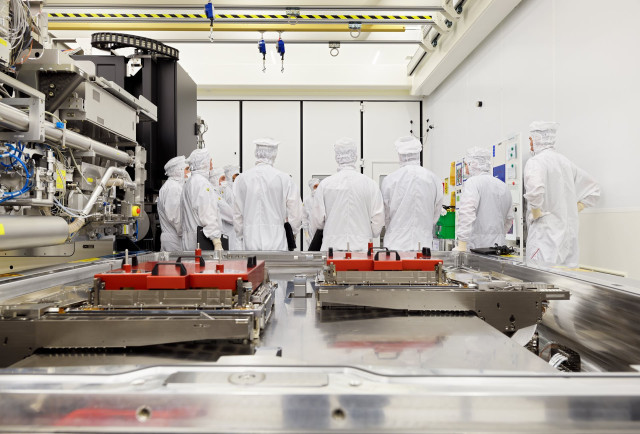 مهندسو ASML يجمعون نظاماً للطباعة الحجرية بالأشعة فوق البنفسجية القصوى داخل غرفة نظيفة لأشباه الموصلات