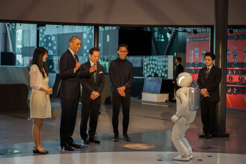 الروبوت البشري ASIMO من هوندا يقدم عرضاً أمام طلاب والرئيس الأميركي باراك أوباما في متحف ميراكان بطوكيو.